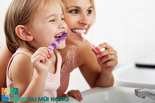 Giữ vệ sinh răng miệng và bàn chải cho bé