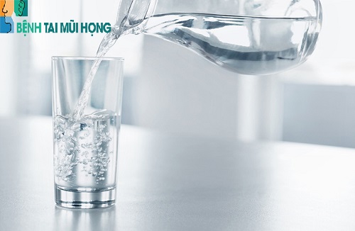 Khi bị viêm họng sốt người bệnh nên uống nhiều nước mỗi ngày.