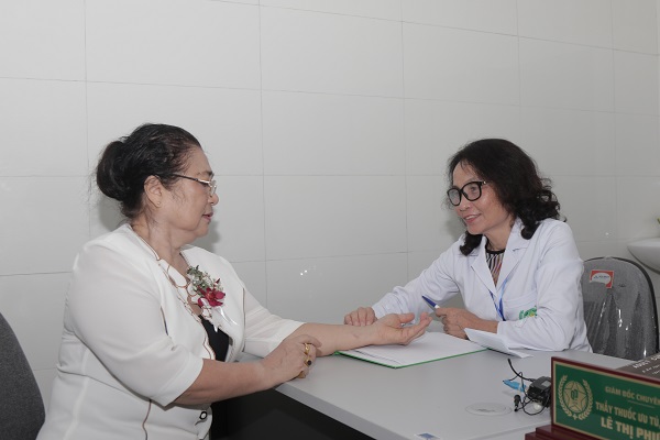 Nghệ sĩ Kim Xuyến trò chuyện cùng bác sĩ tại bệnh viện