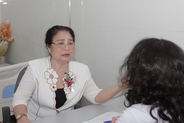 Nghệ sĩ Kim Xuyến trao đổi cùng bác sĩ Phương tại bệnh viện