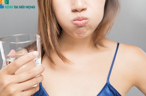 Nước muối giúp tiêu diệt vi khuẩn, giảm mùi hôi trong hơi thở