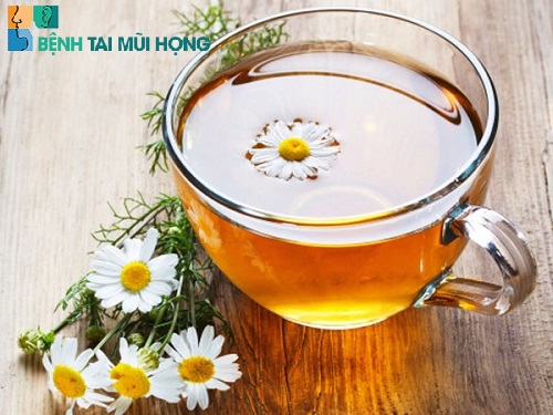 Uống trà hoa cúc giúp xoa dịu các cơn sổ mũi hắt hơi
