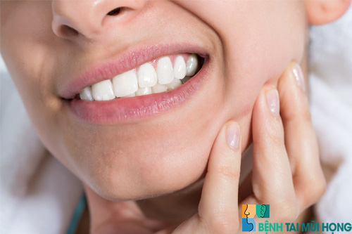 Đau nhức vùng răng hàm do viêm xoang hàm gây ra