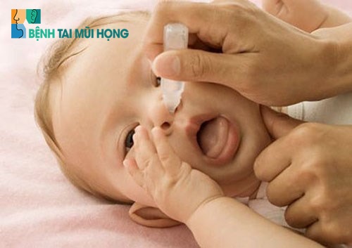 Dùng thuốc nhỏ giọt đặc trị nghẹt mũi cho bé sơ sinh