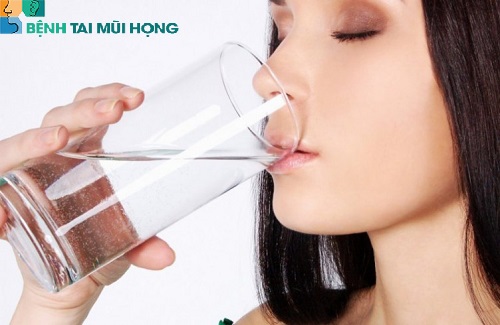 Uống nhiều nước để làm loãng dịch nhầy, hết nghẹt mũi