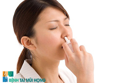 Khi sử dụng thuốc dạng xịt tỏng điều trị viêm xoang mũi dị ứng cần lưu ý thời gian sử dụng
