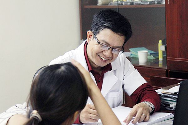 Bác sĩ Đỗ Minh Tuấn tạo niềm tin, sự an tâm cho cha mẹ khi cho con khám, chữa bệnh