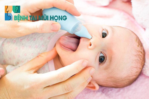 Trẻ 1 tháng tuổi bị sổ mũi nên dùng nước muối sinh lý nhỏ mũi