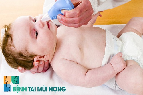 Khi trẻ 2 tháng tuổi bị sổ mũi nên dùng nước muối sinh lý nhỏ mũi