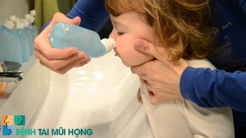 Trẻ 2 tuổi bị viêm xoang nên thường xuyên rửa mũi, nhỏ mũi bằng nước muối sinh lý
