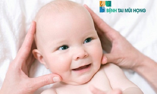 Xoa bóp và massage hai bên mũi giúp trẻ dễ thở hơn, tránh ngạt mũi.