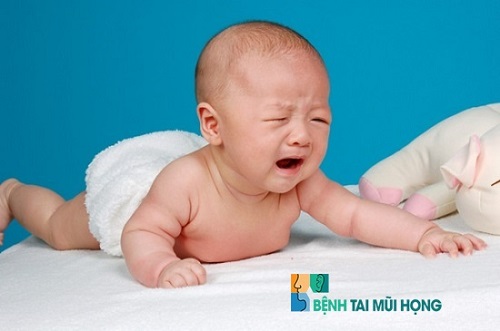 Trẻ 3 tháng bị nghẹt mũi sẽ thường quấy khóc nhiều hơn, thở khò khè và rất khó chịu.
