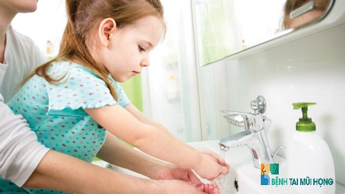 Giữ vệ sinh chân, tay, miệng cho bé sạch sẽ để tránh vi khuẩn tấn công
