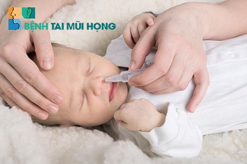 Khi trẻ bị ho sổ mũi mẹ nên dùng nước muối sinh lý nhỏ mũi cho trẻ