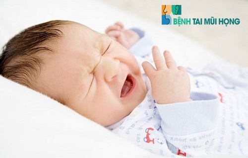 Trẻ sơ sinh bị ngạt mũi khó thở có thể do cảm lạnh