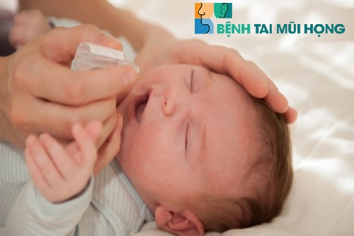 Bé sơ sinh bị sổ mũi nên dùng nước muối sinh lý để khắc phục bệnh