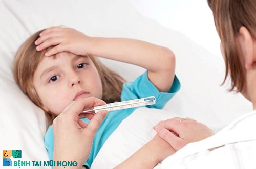 Trẻ bị viêm amidan sốt cao cha mẹ phải làm gì?