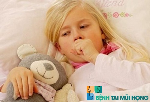 Trẻ bị viêm họng sốt mấy ngày chủ yếu do virus hoặc vi khuẩn
