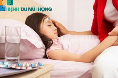 Trẻ bị viêm họng tiêu chảy thường đi kèm các triệu chứng ho, sốt thông thường