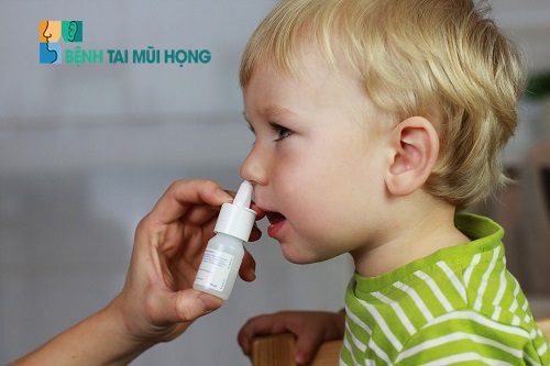 Dùng thuốc xịt chữa viêm mũi dị ứng ở trẻ em.