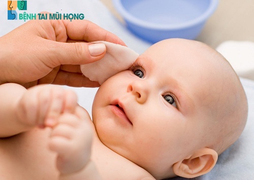 Tắm rửa sạch sẽ cho trẻ để giảm tình trạng ngạt mũi khó thở cho trẻ sơ sinh.