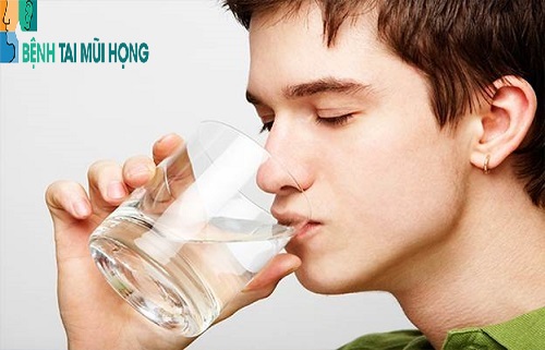 Uống nhiều nước để giảm triệu chứng sốt viêm họng.