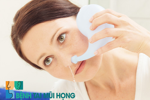 Rửa mũi bằng nước muối sinh lý hàng ngày để làm giảm viêm nhiễm