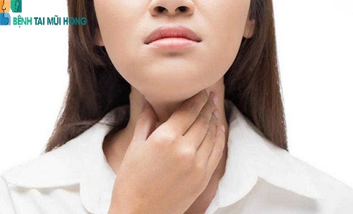 Đau rát cổ họng là triệu chứng của viêm amidann cấp 3