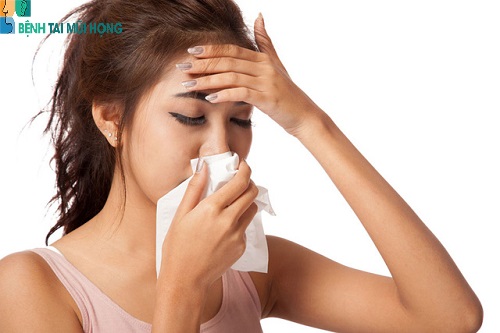 Viêm mũi là một trong những biến chứng của viêm amidan cấp sung huyết hốc mủ