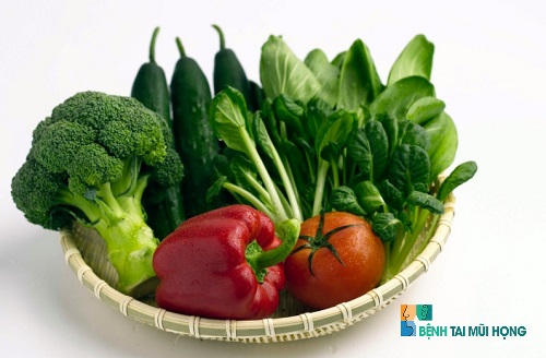 Cho bé ăn nhiều rau xanh để tăng sức đề kháng cho cơ thể