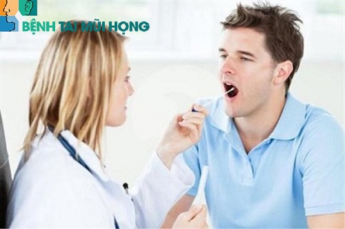Viêm họng cấp ở người lớn rất dễ xảy ra khi bị virus, vi khuẩn tấn công