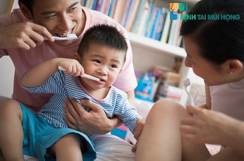 Làm sạch vùng miệng và họng là cách để phòng viêm họng cấp ở trẻ