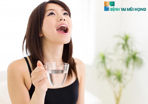 Súc miệng nước muối mỗi ngày là cách hữu hiệu để đẩy lùi triệu chứng