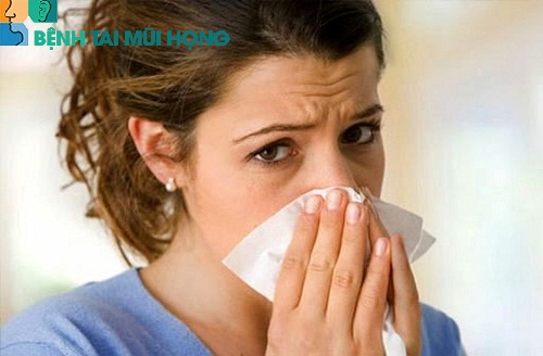 Chảy dịch mũi là triệu chứng thông thường của viêm họng.