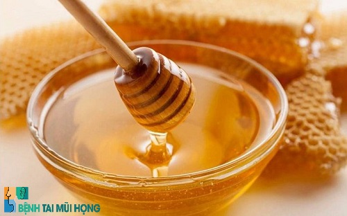 Mật ong có tác dụng kháng viêm, phục hồi niêm mạc họng khá tốt