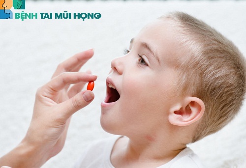 Điều trị viêm họng cho trẻ bằng thuốc cần tuân thủ theo chỉ định của bác sĩ