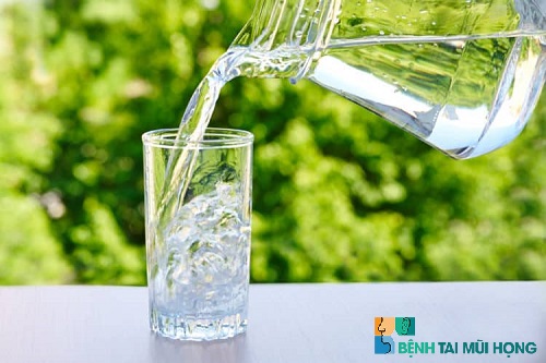 Uống ít nhất là 2 lít nước lọc mỗi ngày để bổ sung lượng nước cần thiết cho cơ thể