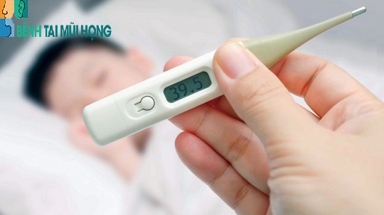 Triệu chứng ớn lạnh, sốt nhẹ hoặc sốt cao khi bị viêm họng xung huyết.