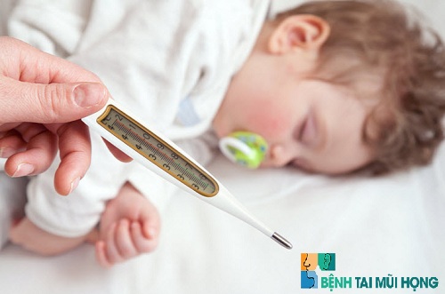 Trẻ có thể bị sốt do viêm mũi cấp