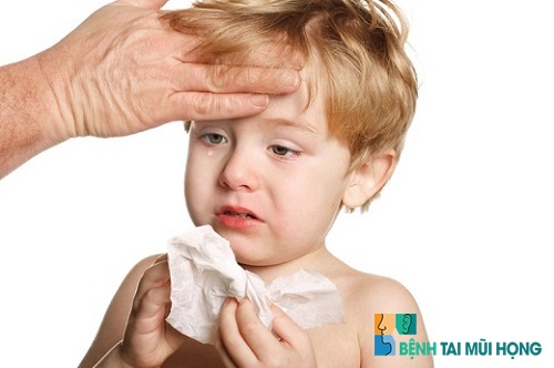 Trẻ có dấu hiệu ngạt mũi, chảy nước mũi