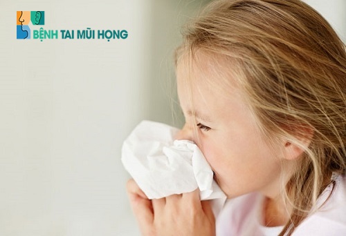 Khi thời tiết chuyển mùa hay thay đổi thất thường trẻ rất khó thích nghi nên dễ bị viêm mũi.
