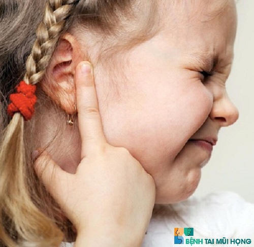 Khi kéo hay ấn vào tai, người bị viêm ống tai ngoài sẽ cảm thấy rất đau