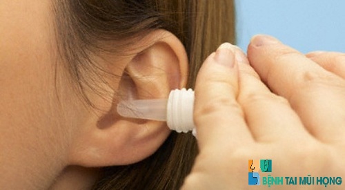 Điều trị viêm ống tai ngoài bằng cách nhỏ thuốc kháng sinh