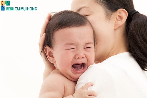 Trẻ sơ sinh bị viêm phế quản thường chỉ quấy khóc khiến cha mẹ khó nhận biết