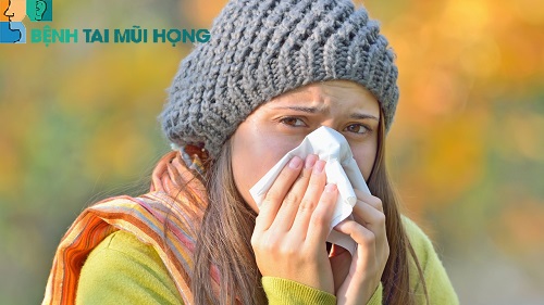 Viêm mũi dị ứng xuất hiện nhiều vào mùa đông và gây ra nhiều triệu chứng khó chịu