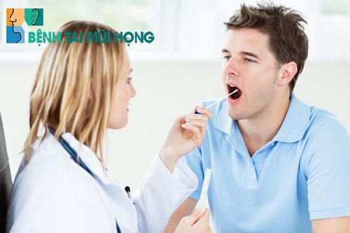 Viêm xoang bị đau họng nên đi khám bác sĩ để điều trị sớm