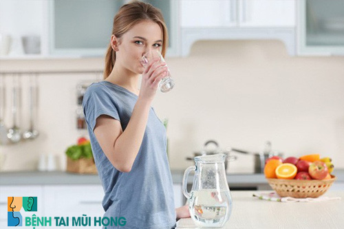 Uống nhiều nước giúp làm loãng dịch nhầy, giảm triệu chứng viêm xoang mũi