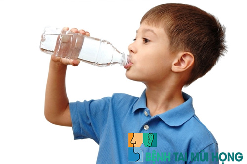 Cho trẻ uống nhiều nước giúp tăng cường bảo vệ niêm mạc xoang