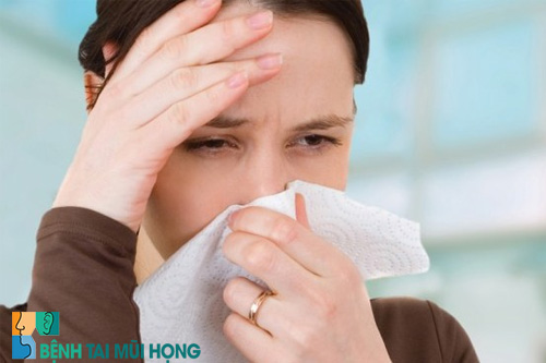 Người bệnh viêm xoang trán thường bị đau nhức đầu kèm theo các triệu chứng của cảm cúm