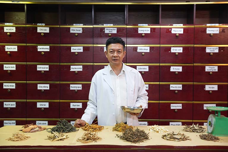 Lương y Tuấn bốc bài thuốc chữa viêm xoang cho bệnh nhân